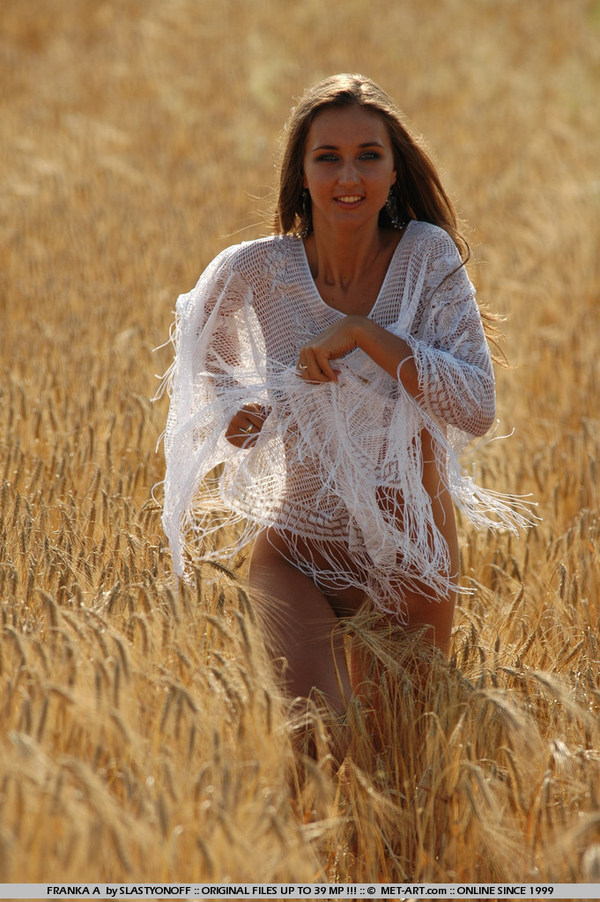 Franka Sexy Girl Posing Nude In The Fields-01